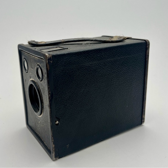 Vintage 35 Brownie, Argus C3 50mm camera, Charlie Chaplain film & 2 vintage Mags - Picture 10 of 16